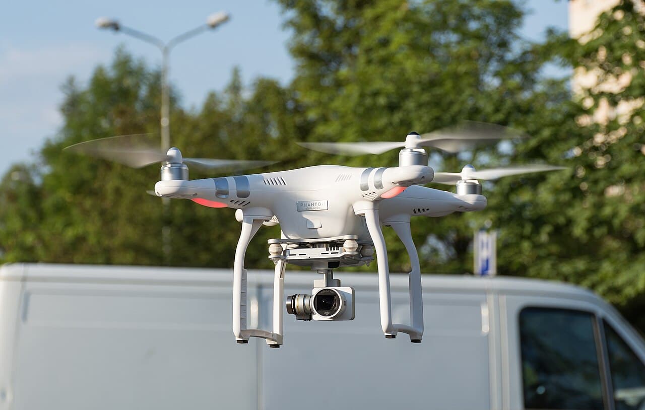 Drone en vol au-dessus d’un véhicule