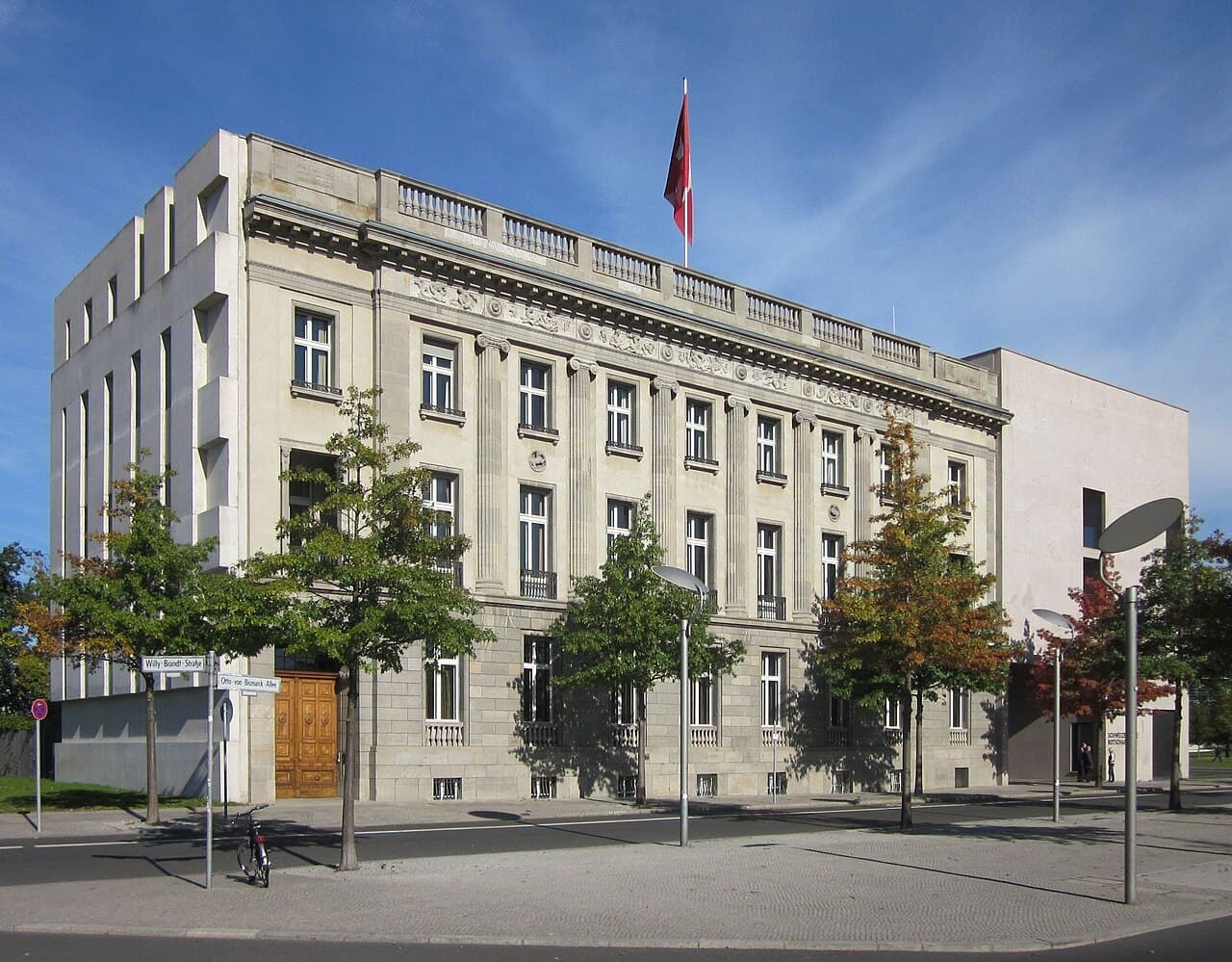 Façade d’une mission diplomatique avec drapeau national