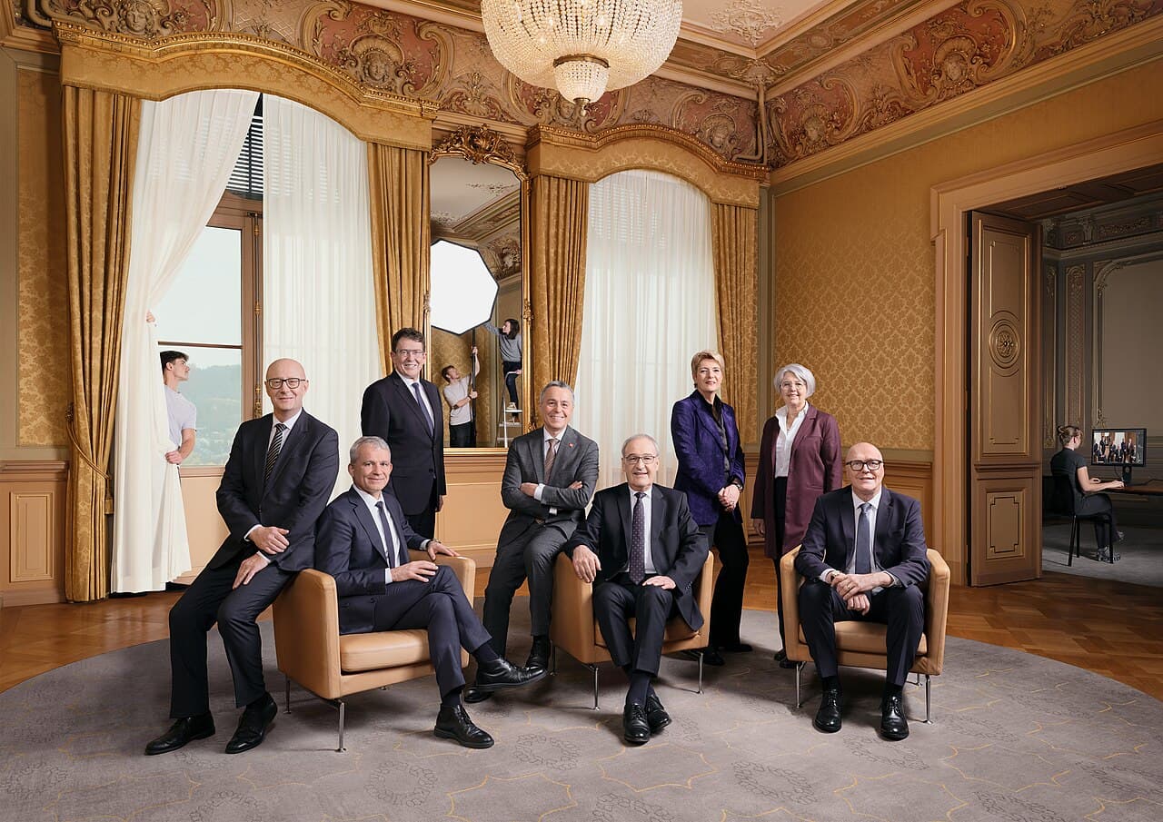 Groupe de responsables politiques dans une salle ornée