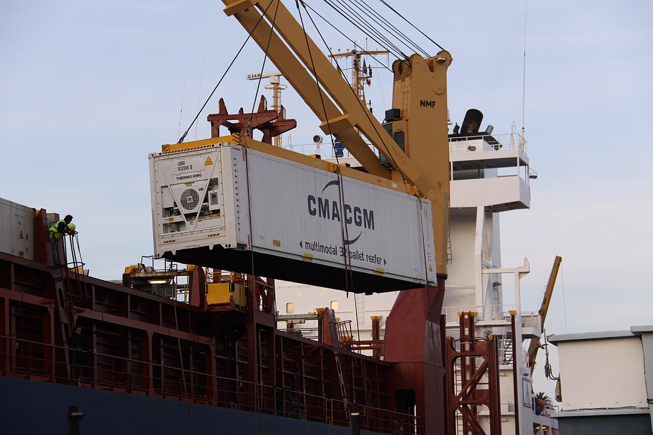 Conteneur chargé sur un navire marchand