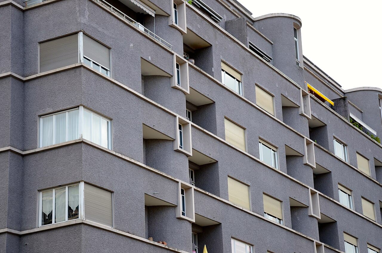 Immeuble résidentiel avec balcons