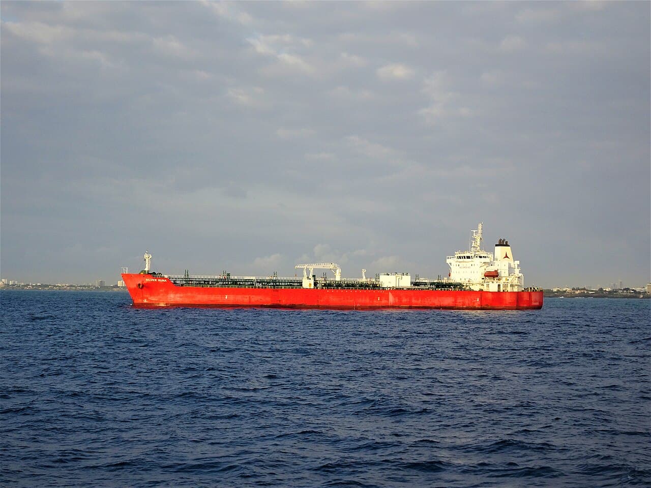 Navire-citerne rouge en mer