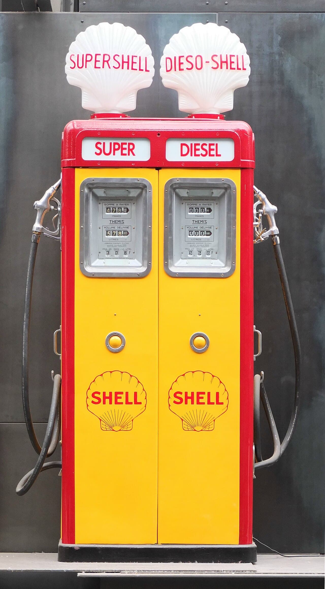 Ancienne pompe à essence affichant « diesel »