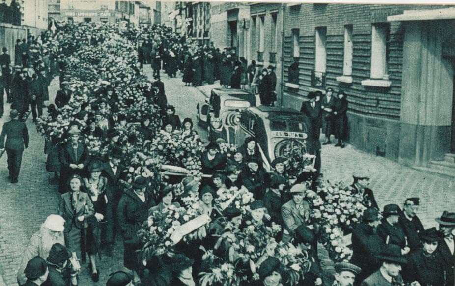 Cortège funèbre dans une rue