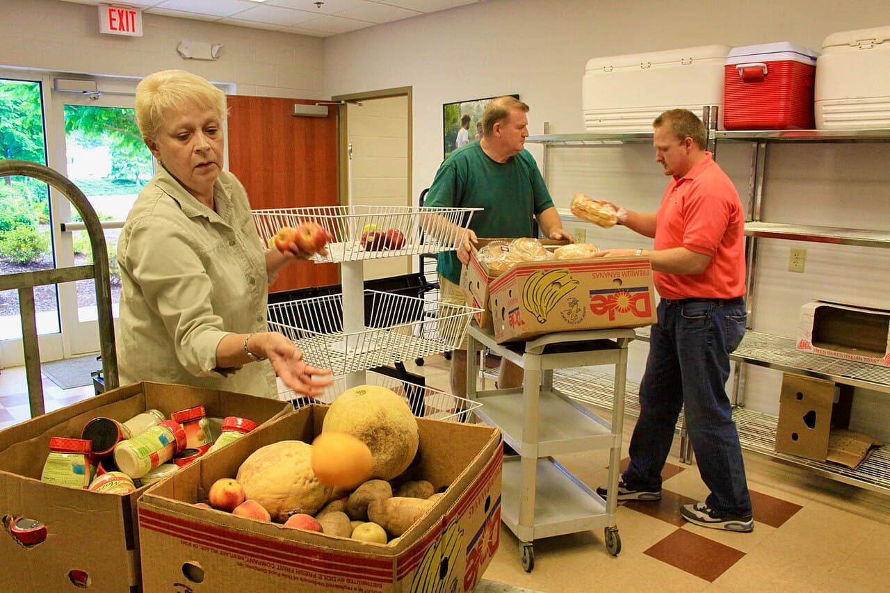 Bénévoles triant des denrées alimentaires
