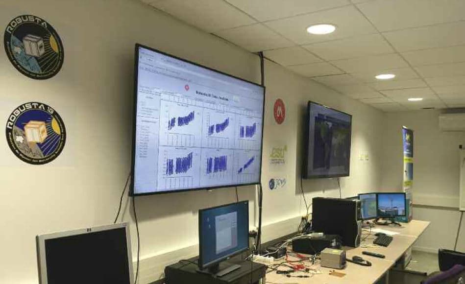 Salle de surveillance avec écrans et postes informatiques