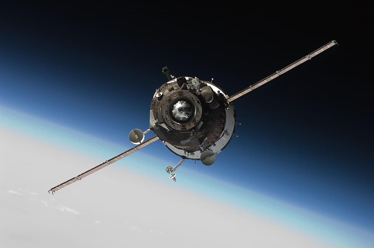 Satellite en orbite au-dessus de la Terre